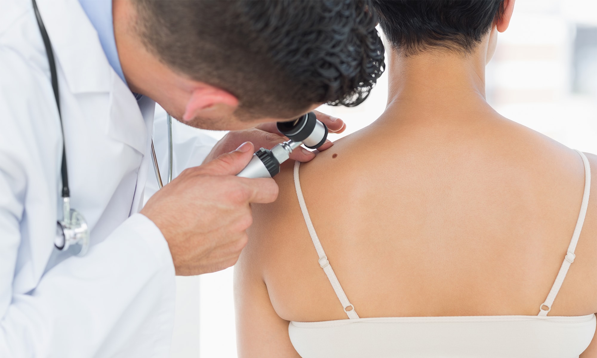 Dermatoscopia: 5 beneficii cheie ale tratamentelor neinvazive